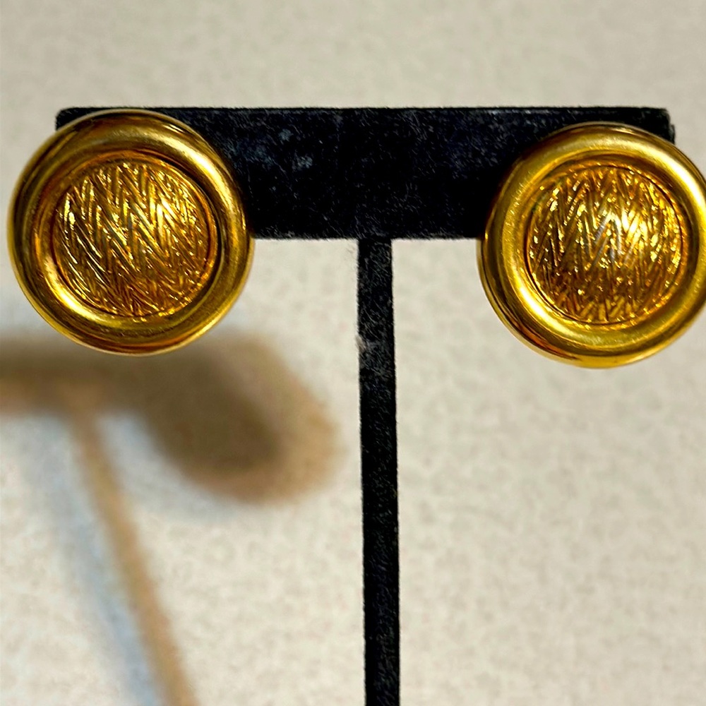 Vintage Monet gold tone brushed and polished metal pierced earrings (632)